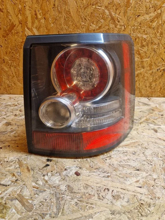 Rear/tail lights – right