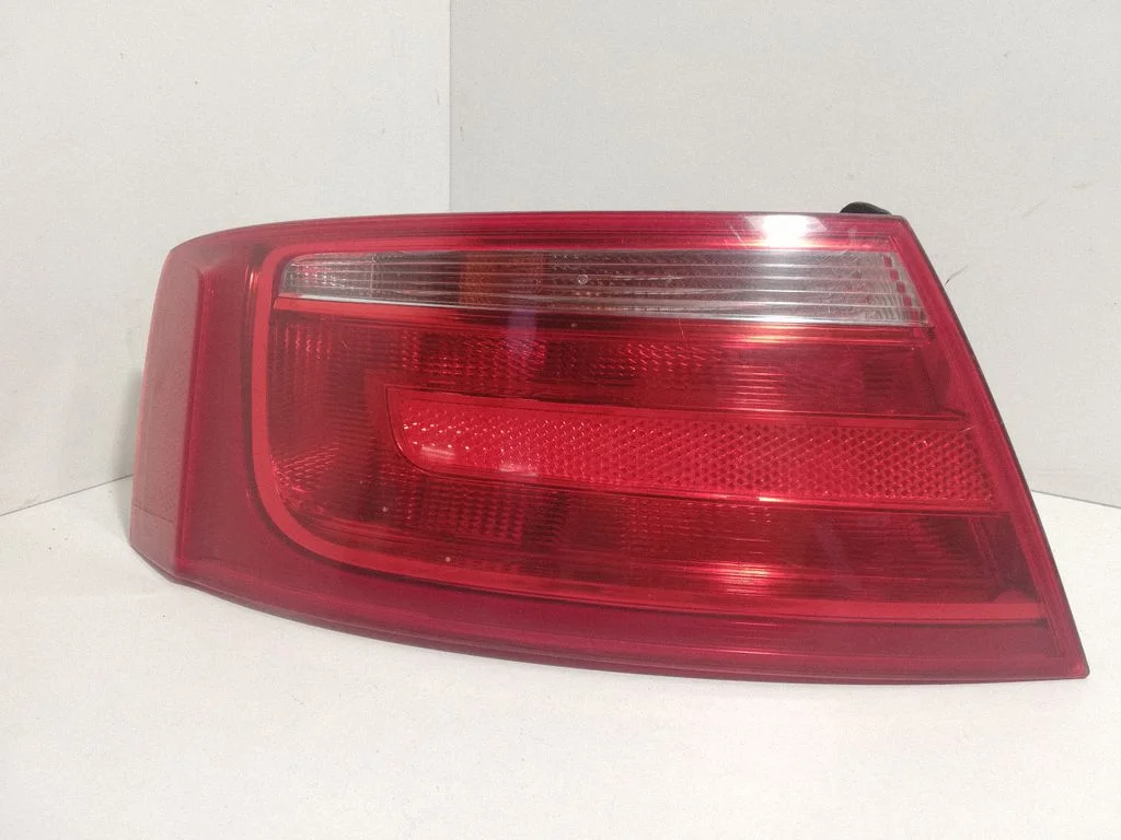 Rear/tail lights 8T0945095