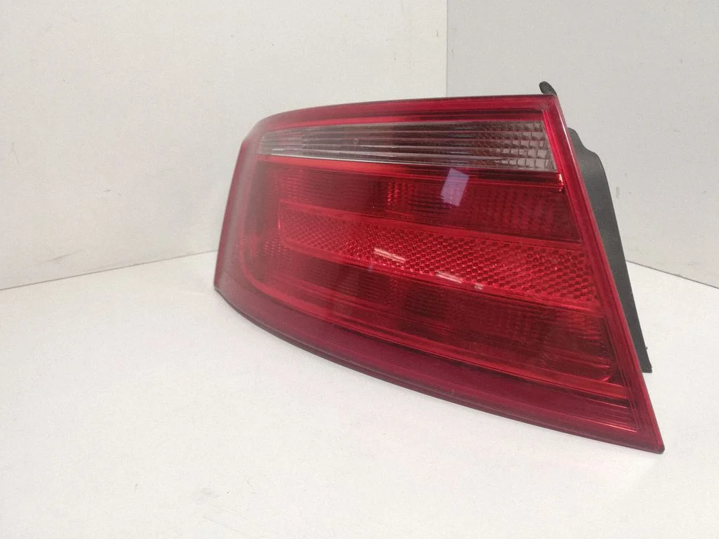 Rear/tail lights 8T0945095