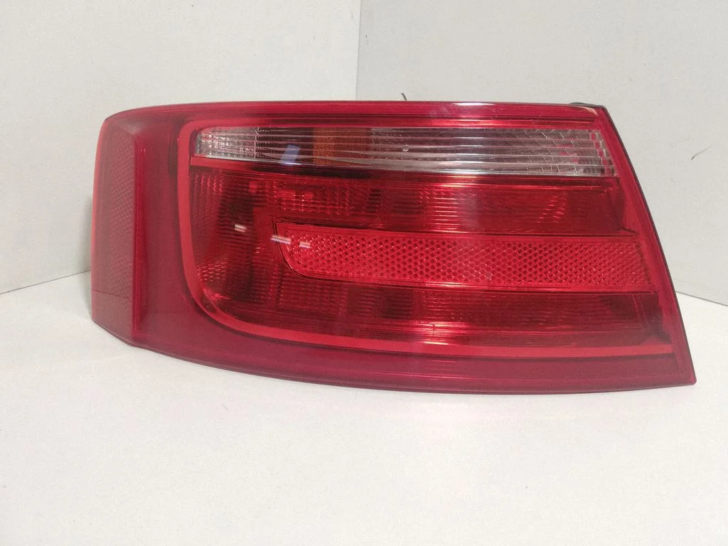 Rear/tail lights 8T0945095