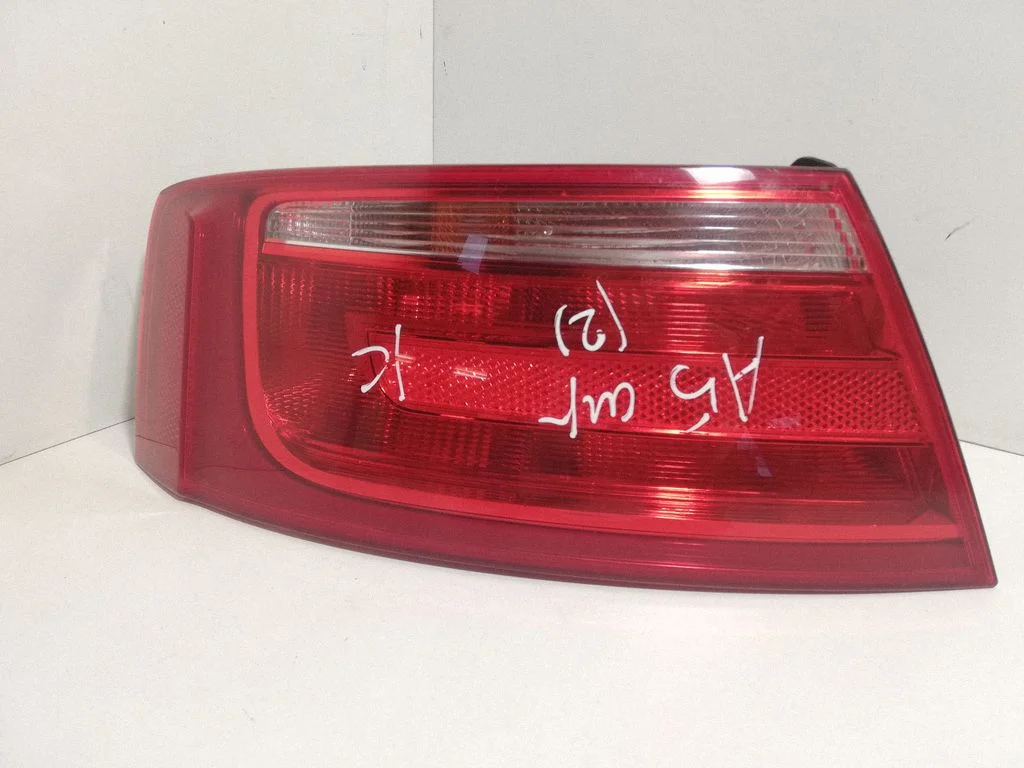 Rear/tail lights 8T0945095