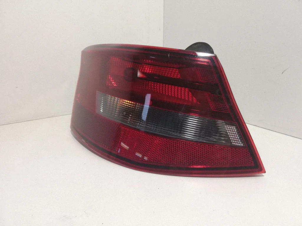Rear/tail lights 8V3945095C