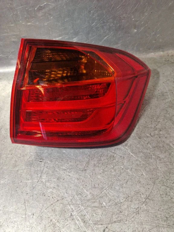 Lampa tylna w błotniku 7312846