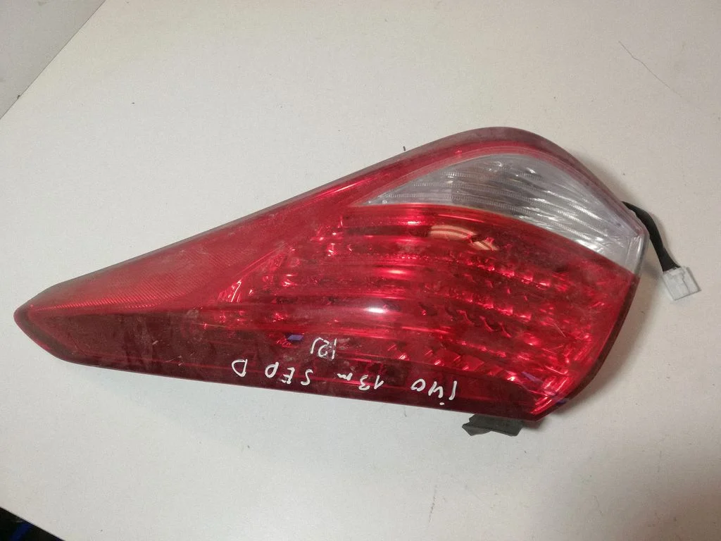 Lampa tylna w błotniku 924023Z3