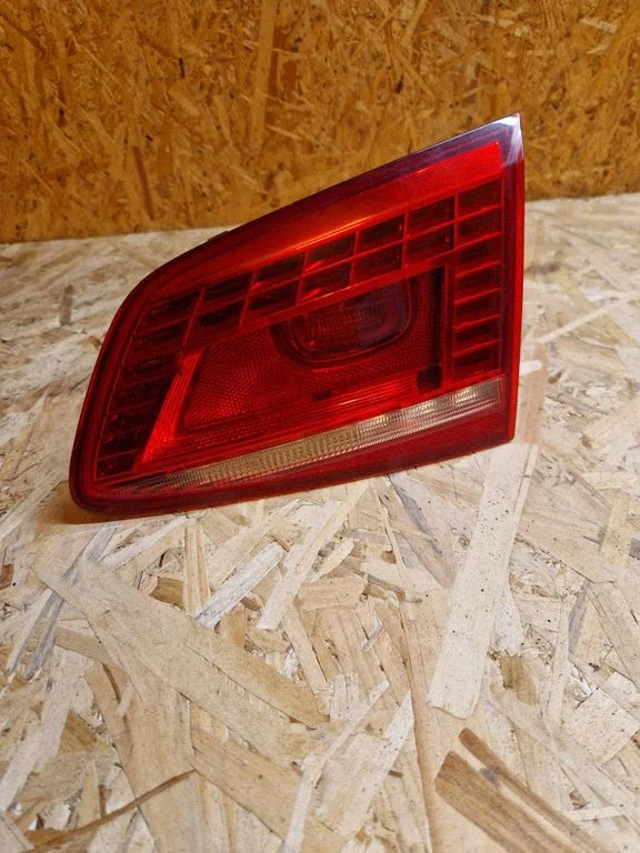 Tailgate rear/tail lights – right