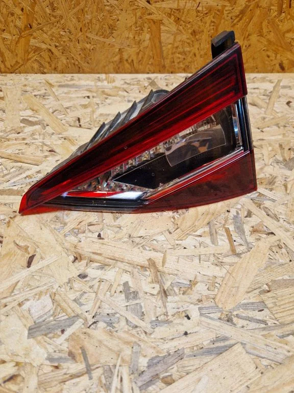 Tailgate rear/tail lights 3V9945308