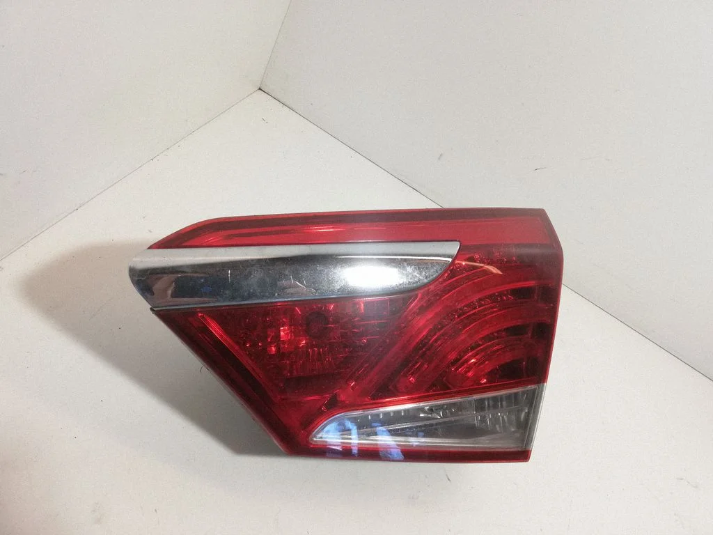 Tailgate rear/tail lights 924043Z000