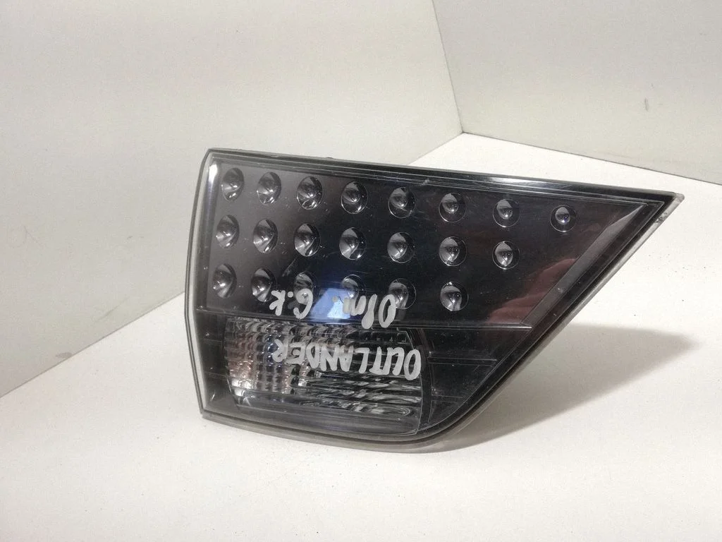 Lampa tylna w klapie – Mitsubishi Outlander (2007-2012)