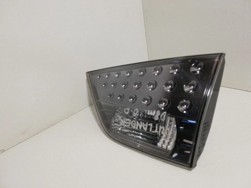 Lampa tylna w klapie – Mitsubishi Outlander (2007-2012)