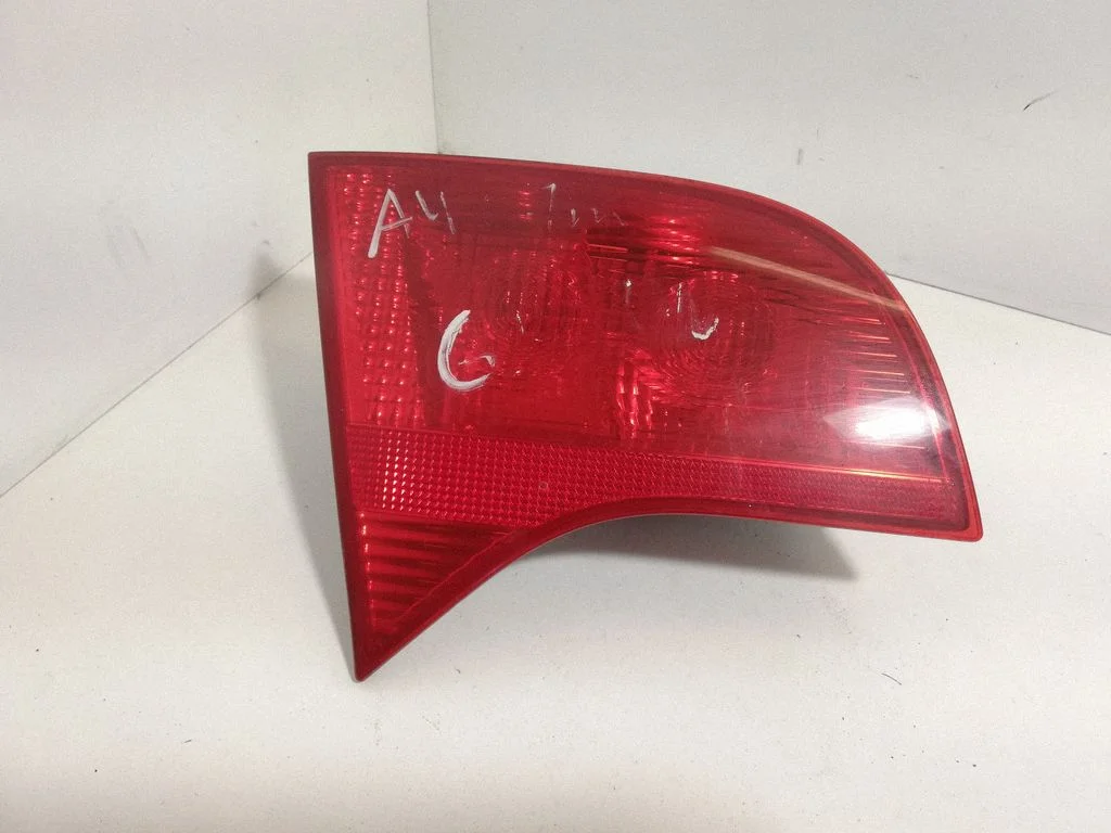Lampa tylna w klapie 8E9945093