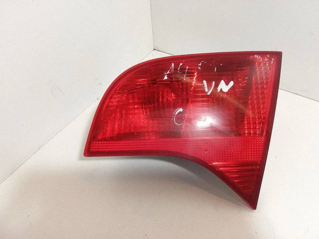 Lampa tylna w klapie 8E9945094