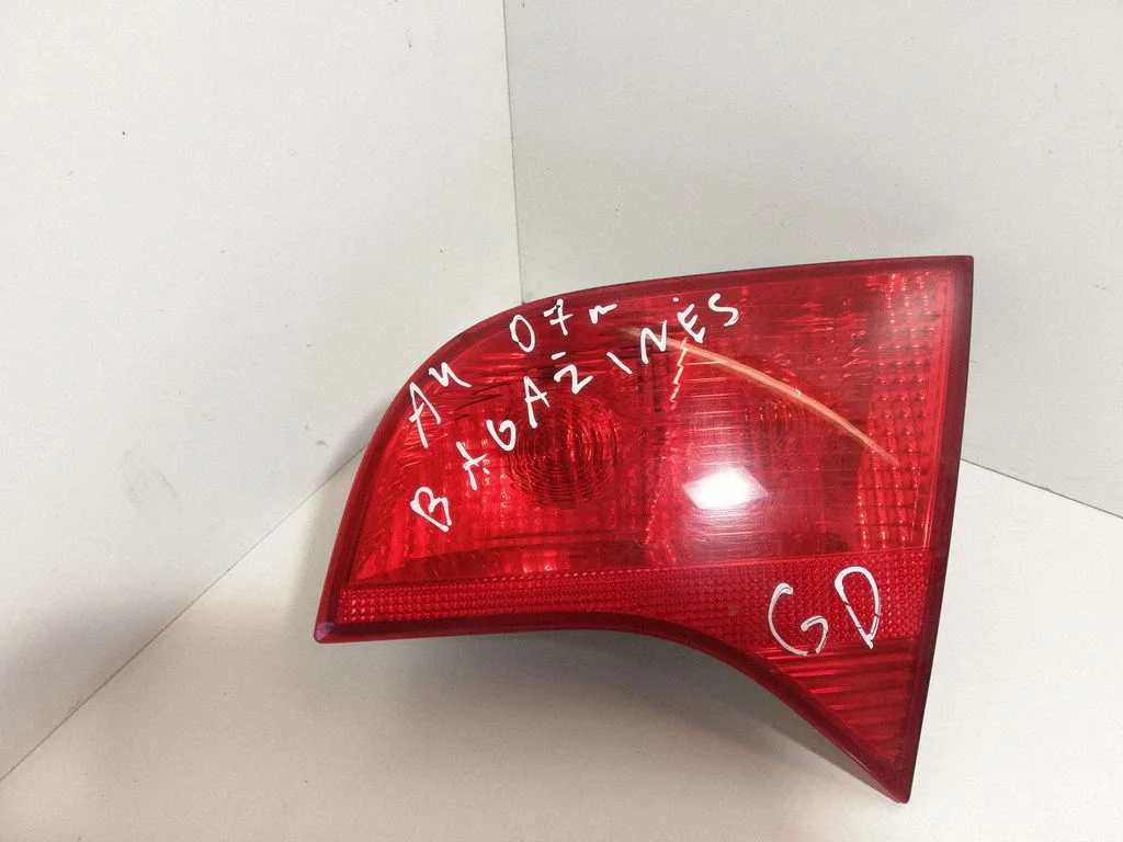 Lampa tylna w klapie 8E9945094