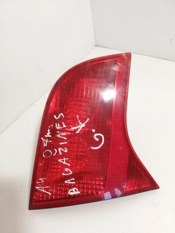 Lampa tylna w klapie 8E9945093