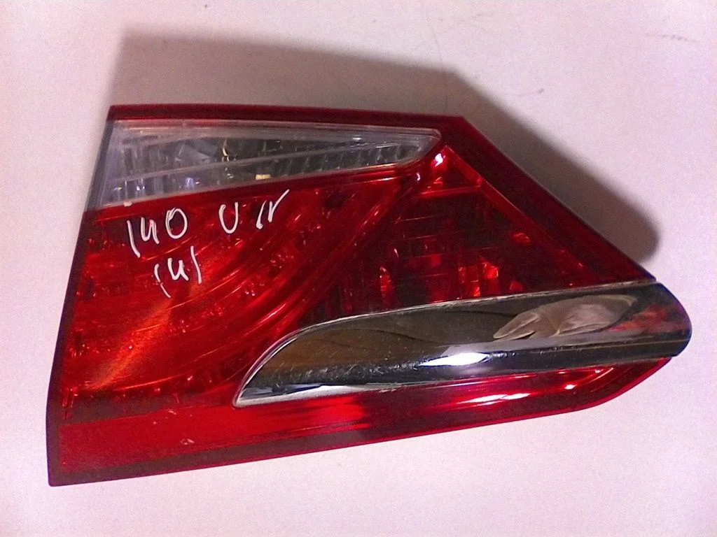 Tailgate rear/tail lights 924043Z001