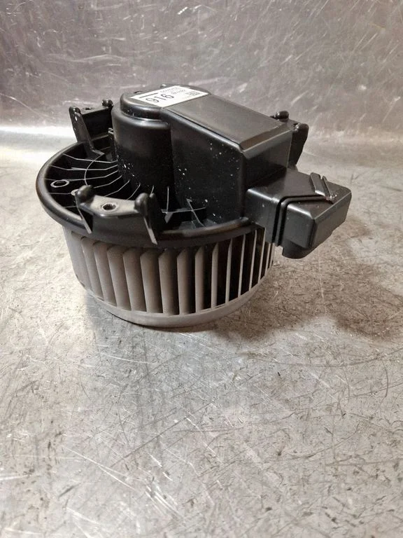 Krāsniņas ventilators/pūtējs – Toyota Land Cruiser (J120) (2002-2009)