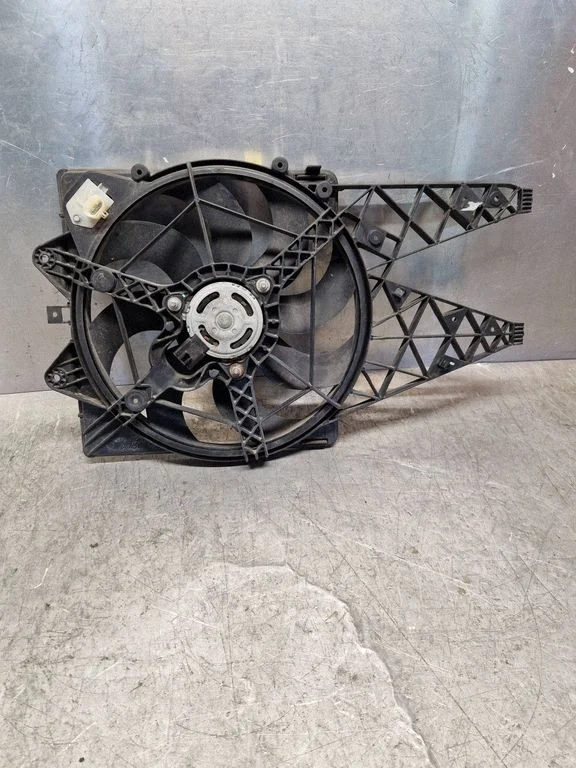 Radiator cooling fan shroud 882300200