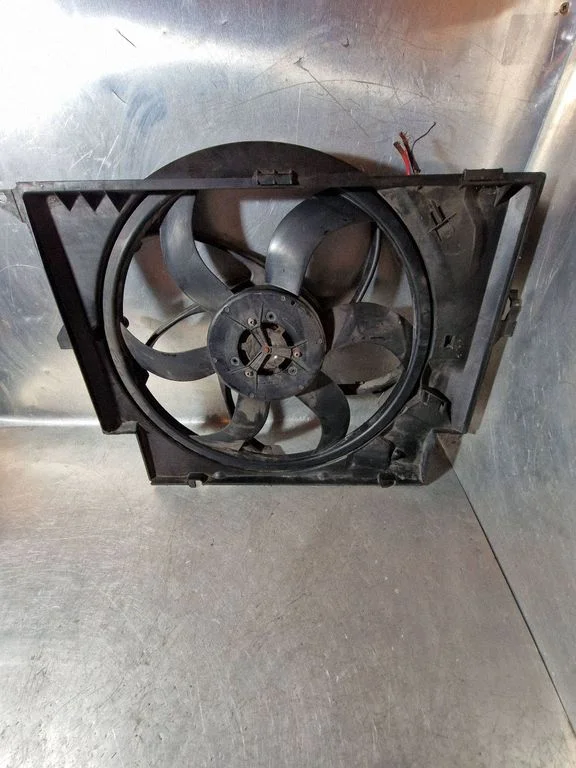 Radiaatori ventilaatori difuusor – BMW 3-seeria E90 E91 (2005-2012)