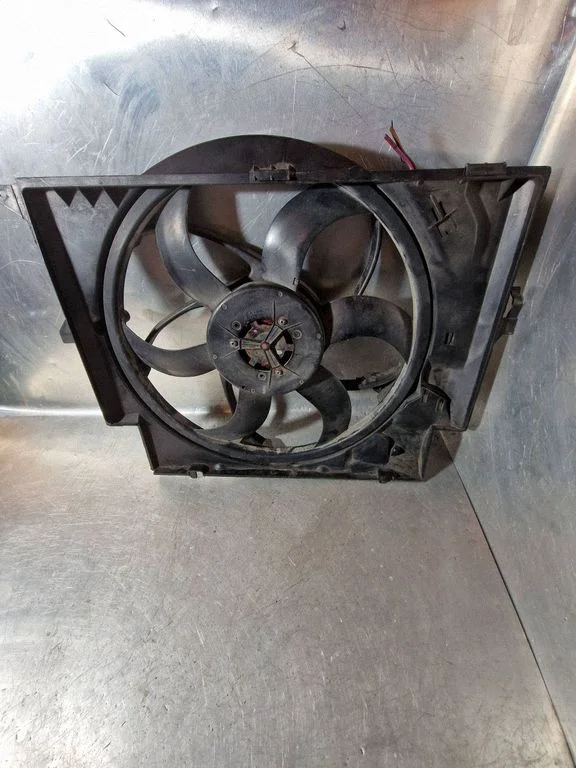 Radiaatori ventilaatori difuusor – BMW 3-seeria E90 E91 (2005-2012)