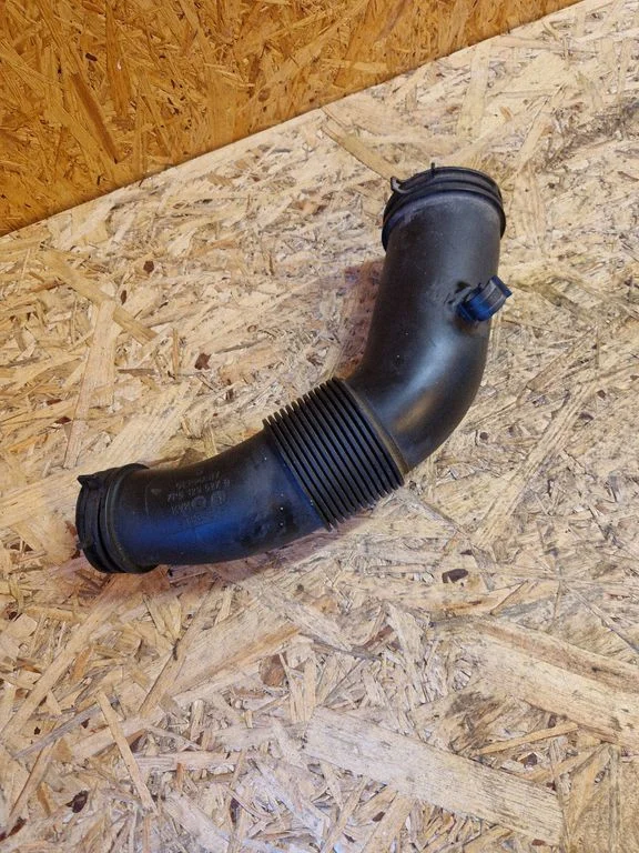 Air intake duct part – Volkswagen Touareg II (2010-2018)