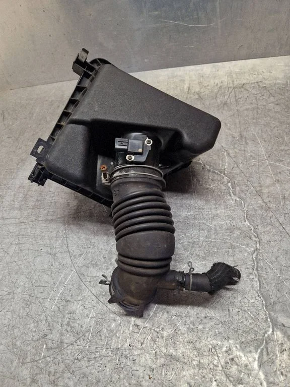 Air filter box – Toyota Avensis T270 (2012-2015)