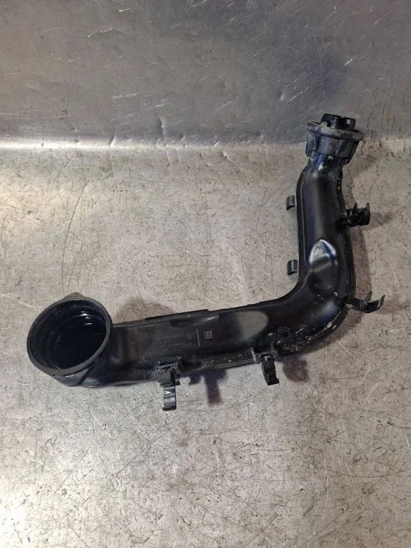 Air intake hose/pipe 05C145674B