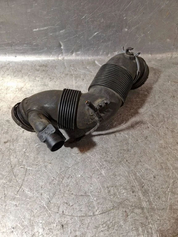 Air intake hose/pipe – Volkswagen Jetta VI (2011-2018)