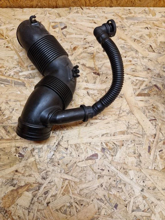 Air intake hose/pipe – Volkswagen Touran II (2010-2016)
