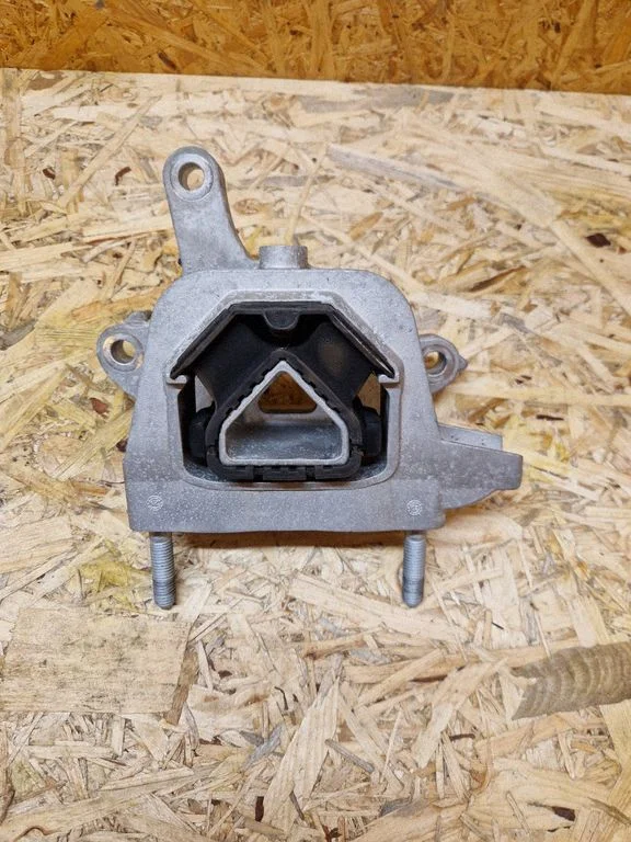 Engine mount bracket 9826551380