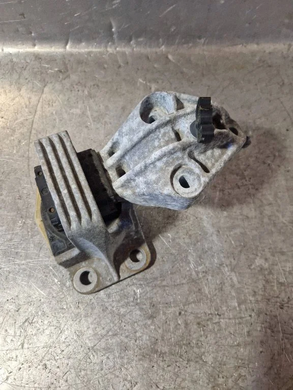 Engine mount bracket – Renault Megane III (2009-2016)