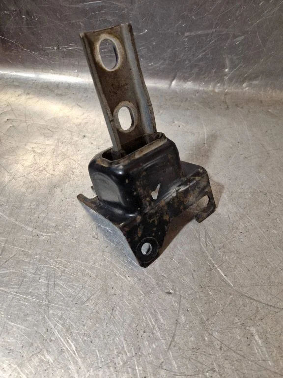 Engine mount bracket 112209464R