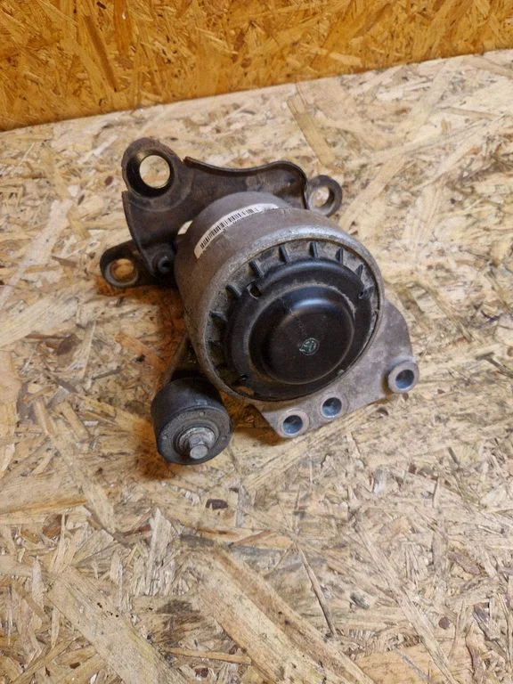 Engine mount bracket DG936F012DA