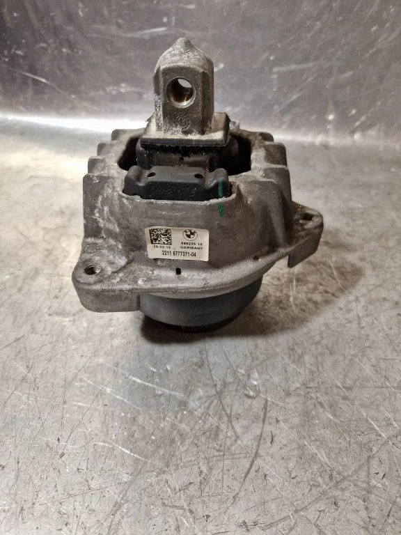 Engine mount bracket 6777371