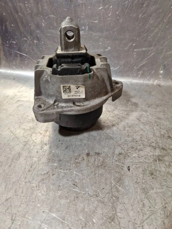 Engine mount bracket 6777371