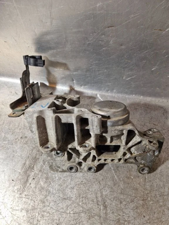 Engine mount bracket 11220JD700