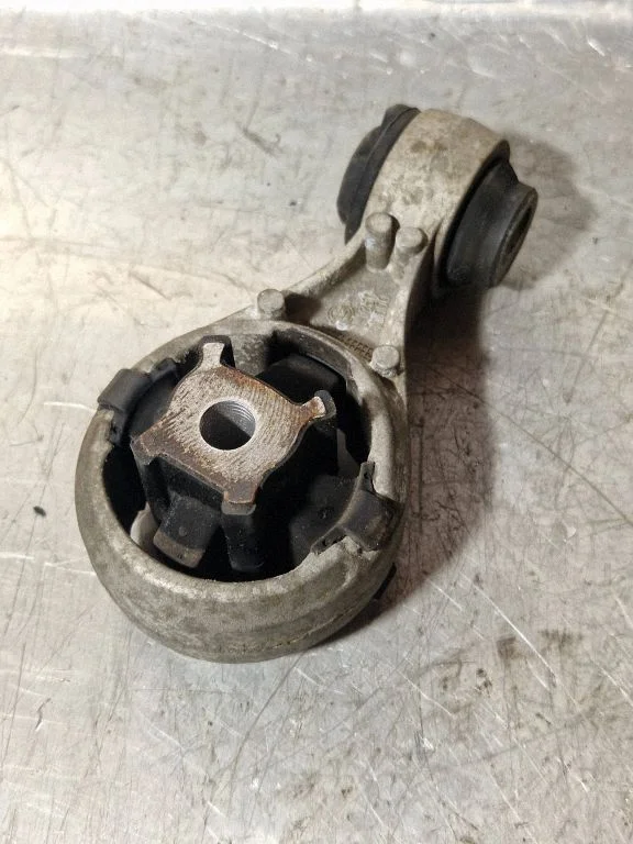 Engine mount bracket 11350JD000