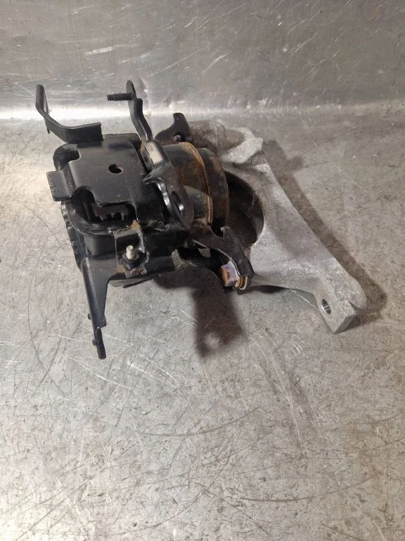 Engine mount bracket – Toyota Camry VIII XV70 (2017-2024)