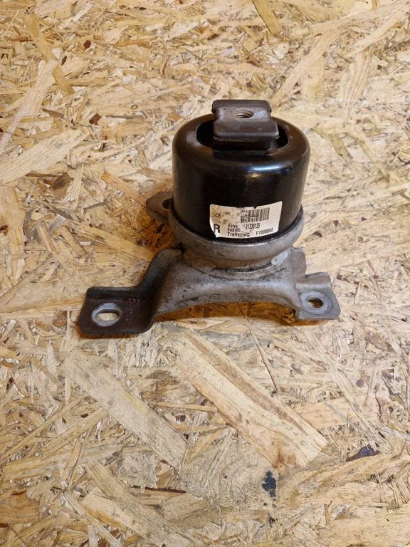 Engine mount bracket 31330135