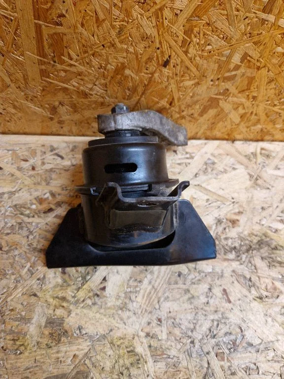 Engine mount bracket 6782621