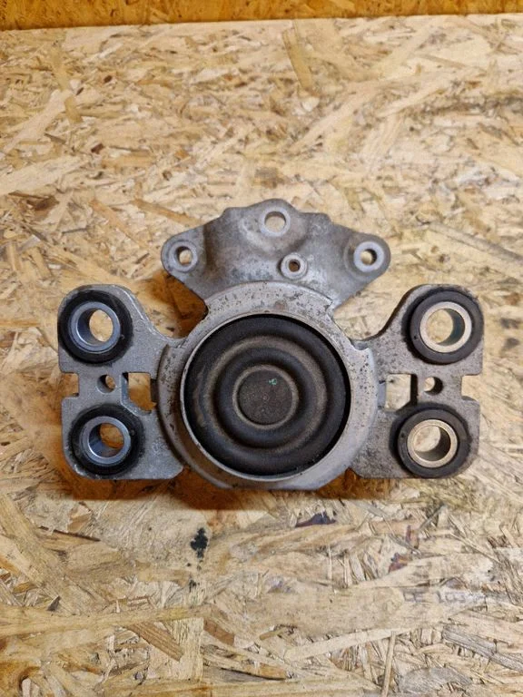 Engine mount bracket 31401307