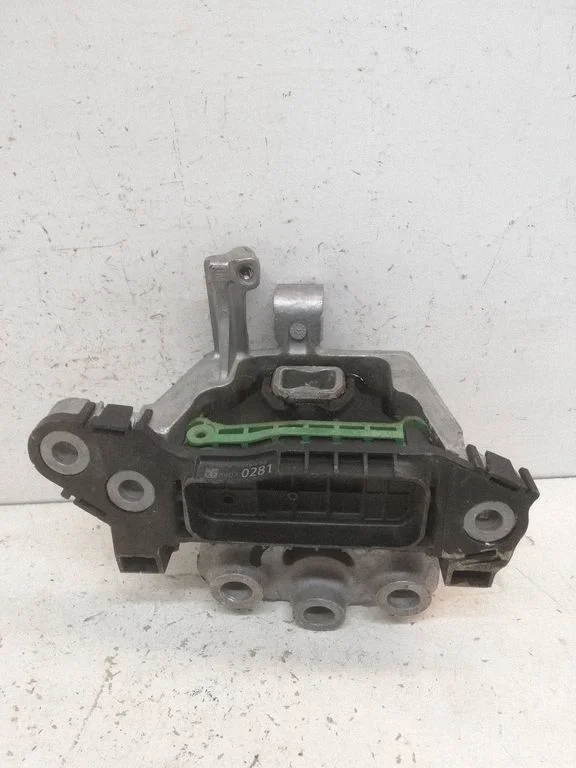 Engine mount bracket 39070281