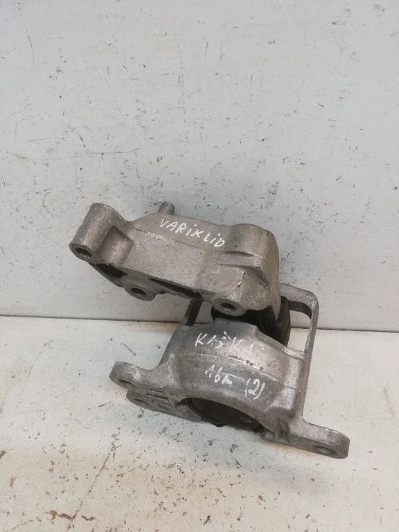 Engine mount bracket 112114BA0A