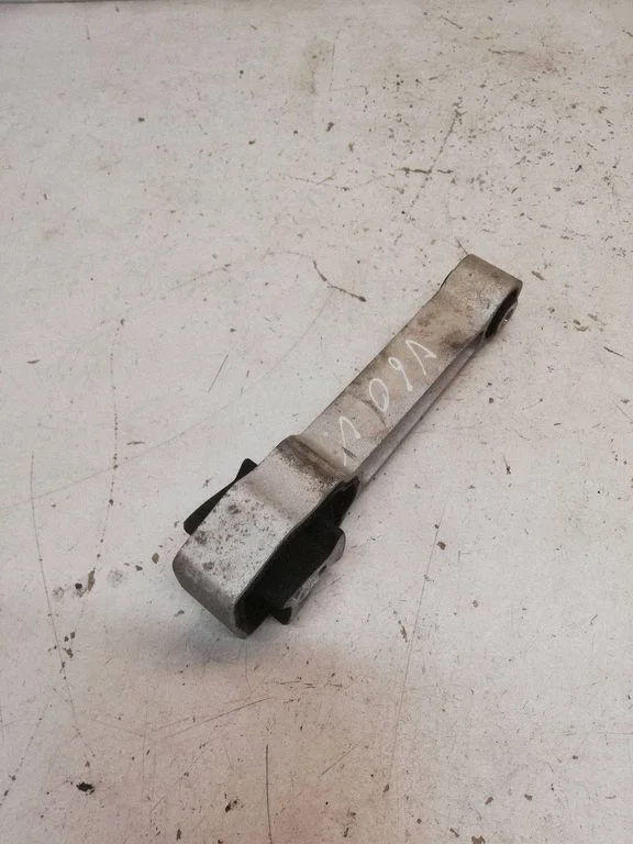 Engine mount bracket 31430441