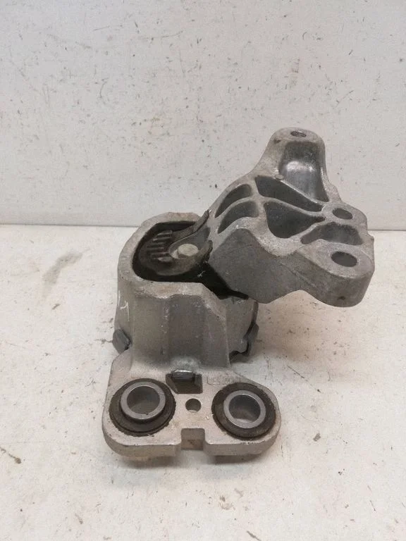 Engine mount bracket 31401307