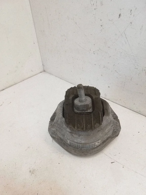 Engine mount bracket 6774620
