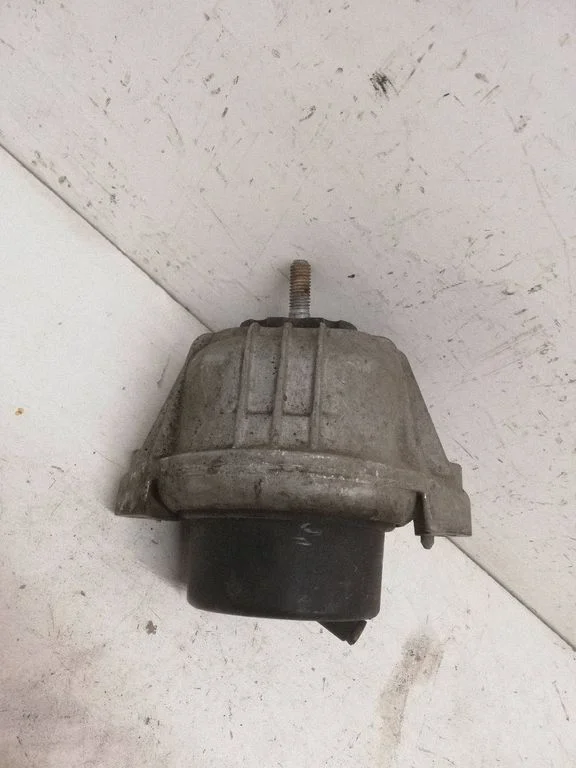 Engine mount bracket 13981112