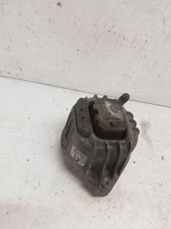 Engine mount bracket 13981112
