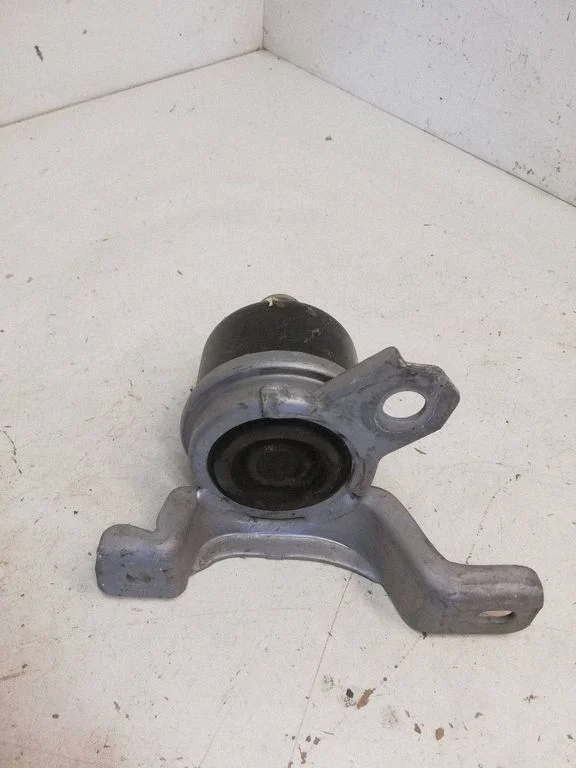 Engine mount bracket 31330135