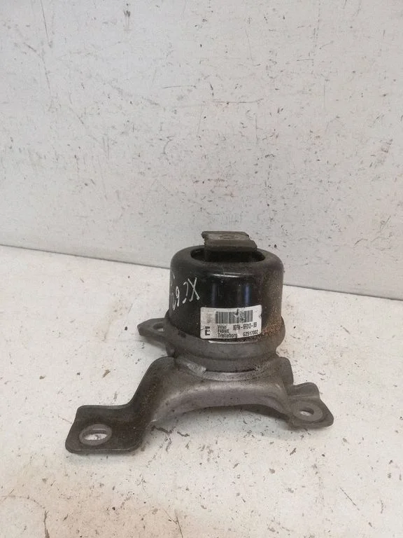 Engine mount bracket 30793318