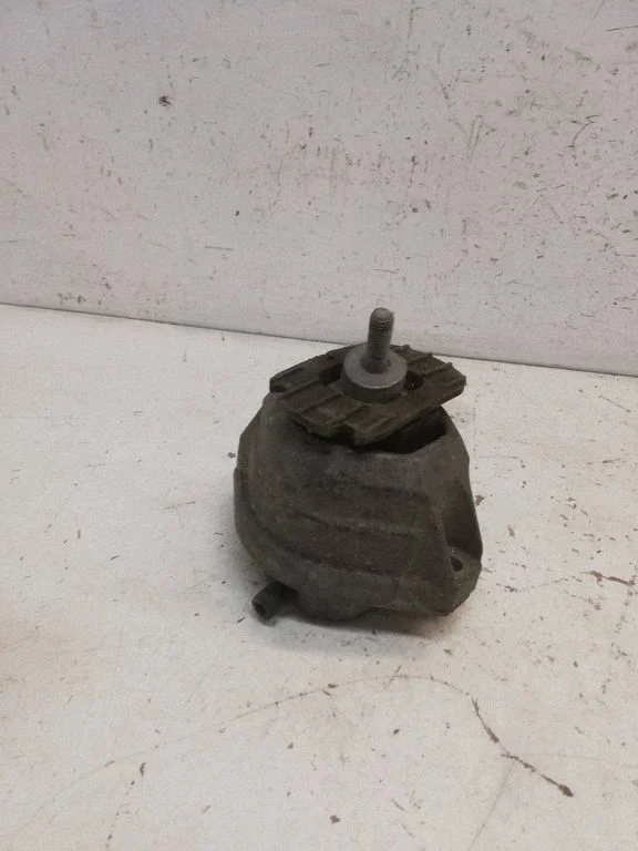 Engine mount bracket 6769874