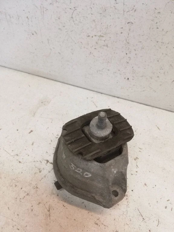 Engine mount bracket 6769874